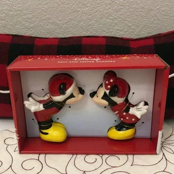 NEW Disney Kissing Mickey Mouse & Minnie Sculpted Ceramic Salt & Pepper Shakers - Picture 1 of 3